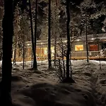 A Unique Lakeside Lomamökit *