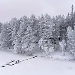 A Unique Lakeside 木屋