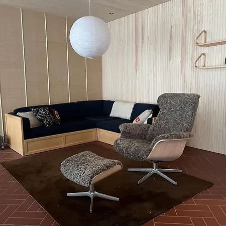 A Unique Lakeside Alpehytte *