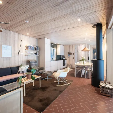 A Unique Lakeside Alpehytte