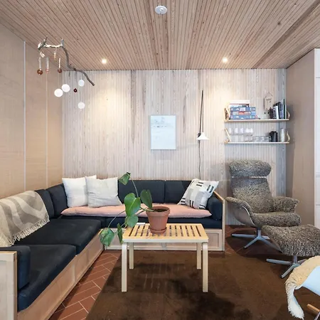 A Unique Lakeside Alpehytte *