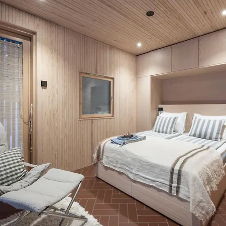 A Unique Lakeside Rovaniemi