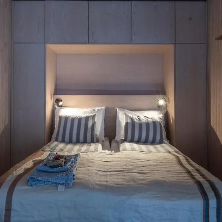 A Unique Lakeside Alpehytte Rovaniemi