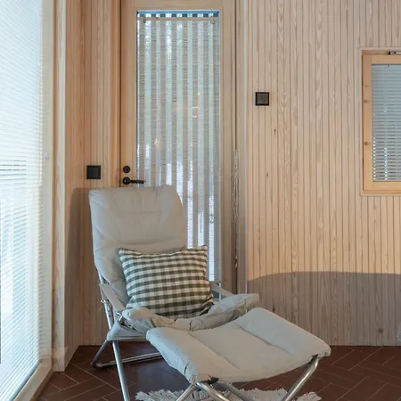 A Unique Lakeside Alpehytte