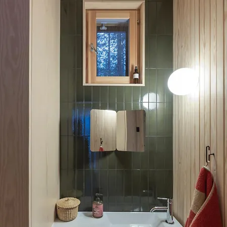 A Unique Lakeside Alpehytte *